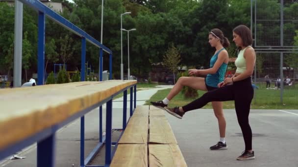 Çekici Güzel Kız Egzersize Odaklanırken Birlikte Esniyorlar Ağır Çekimde — Stok video
