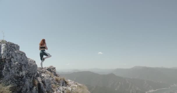 Samotna Kobieta Uprawiająca Jogę Szczycie Góry — Wideo stockowe