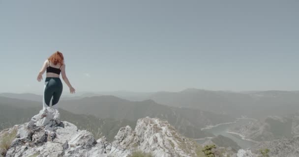 Дівчина Робить Йогу Вершині Світу Високий Вид Гори Середина Літній — стокове відео