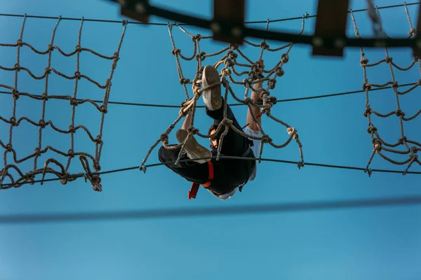 Junger Furchtloser Mann Geht Abenteuerpark Mit Leichtigkeit Durch Die Netzwand — Stockfoto