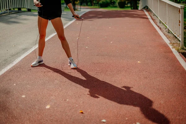 Entrenamiento Chicas Parque Ella Está Saltando Cuerda Una Pista Deportiva — Foto de Stock