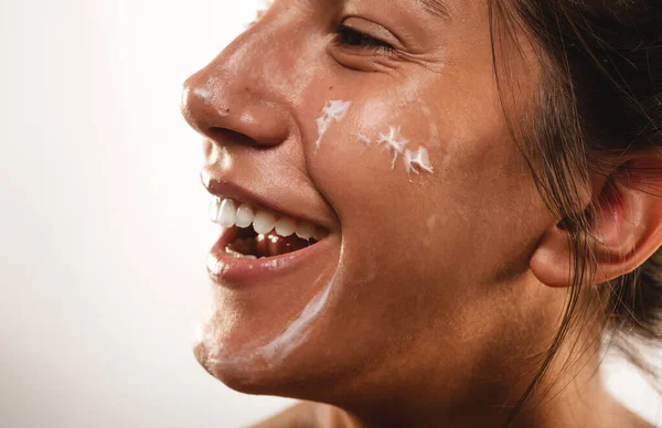 Primer Plano Una Hermosa Chica Sonriendo Estudio Con Crema Facial — Foto de Stock