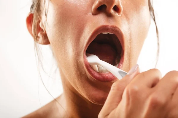 Dişlerini Diş Fırçasıyla Fırçalayan Ağzı Açık Bir Kızın Yakın Plan — Stok fotoğraf