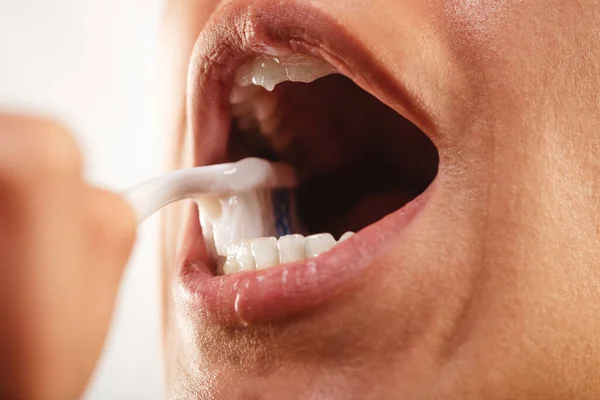 Närbild Flicka Borsta Sina Vackra Tänder Med Tandborste — Stockfoto