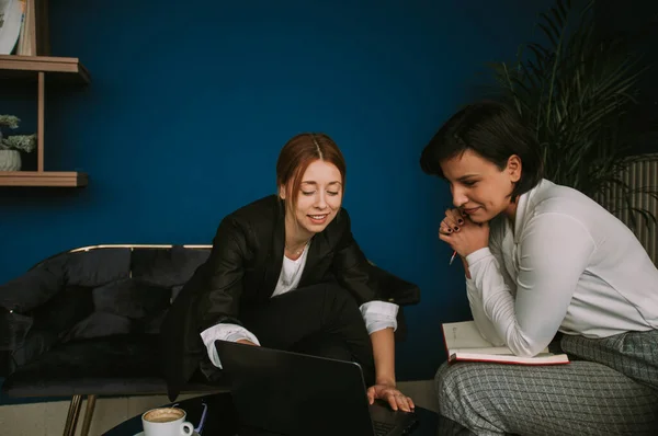 Close Duas Mulheres Negócios Bonitas Trabalhando Enquanto Sentado Café — Fotografia de Stock