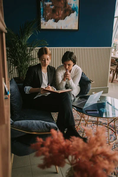 Duas Mulheres Negócios Escrevendo Notas Caderno Enquanto Estavam Sentadas Café — Fotografia de Stock