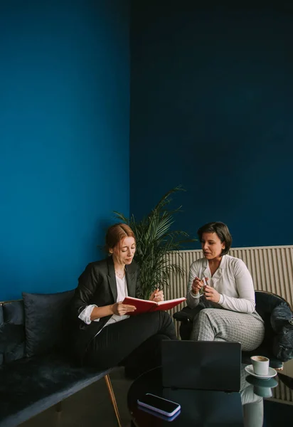 Dos Chicas Negocios Sentadas Café Hablando Escribiendo Notas —  Fotos de Stock