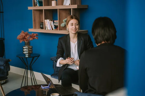 Όμορφη Επιχειρηματίας Χαμογελά Ενώ Μιλάει Συνάδελφό Της Στο Καφέ — Φωτογραφία Αρχείου