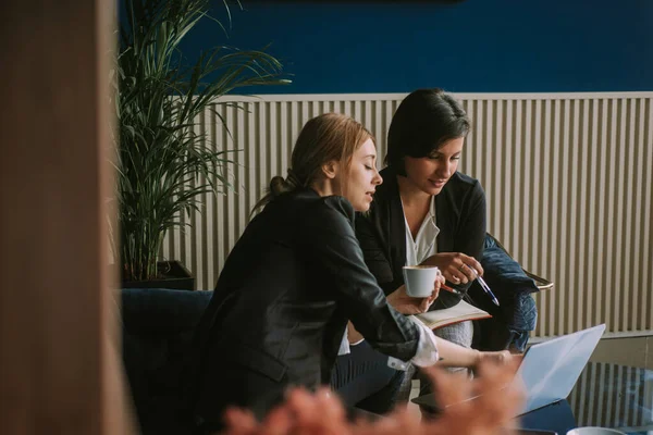Zbliżenie Blondynka Biznes Kobieta Pokazując Coś Dla Jej Kolega Kawiarnia — Zdjęcie stockowe