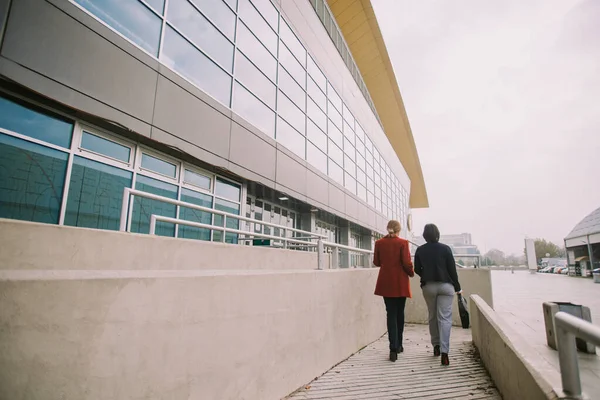 Dos Mujeres Negocios Caminando Cerca Del Edificio Ciudad —  Fotos de Stock