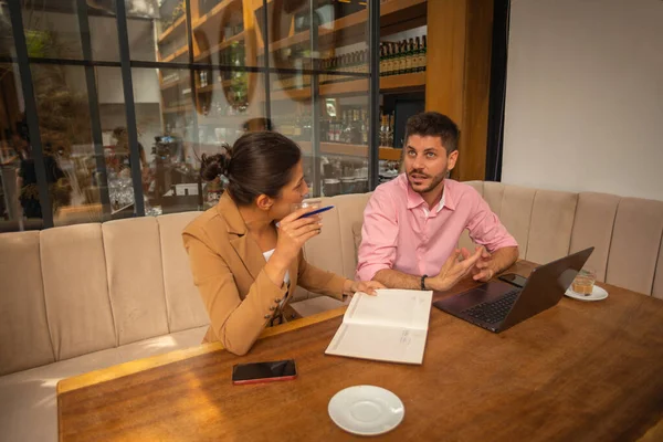 Άνδρες Και Γυναίκες Επιχειρηματίες Έχουν Ένα Χρόνο Καφέ Ενώ Μιλούν — Φωτογραφία Αρχείου