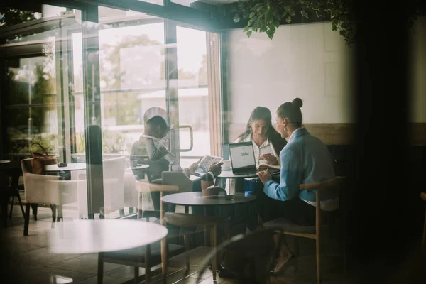 Par Estudiantes Sentados Juntos Bar Cafeterías Riendo Hablando Mientras Trabajan —  Fotos de Stock
