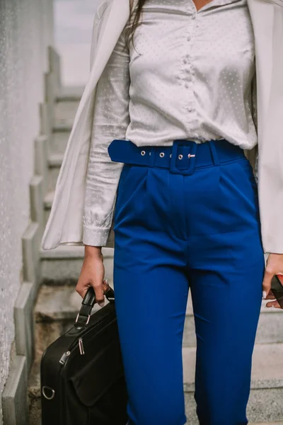 Blisko Bizneswoman Białym Garniturze Niebieskie Spodnie Schodzące Schodach Walizką — Zdjęcie stockowe