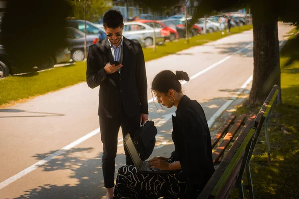 Empresário Atraente Está Verificando Seu Telefone Enquanto Ele Está Esperando — Fotografia de Stock