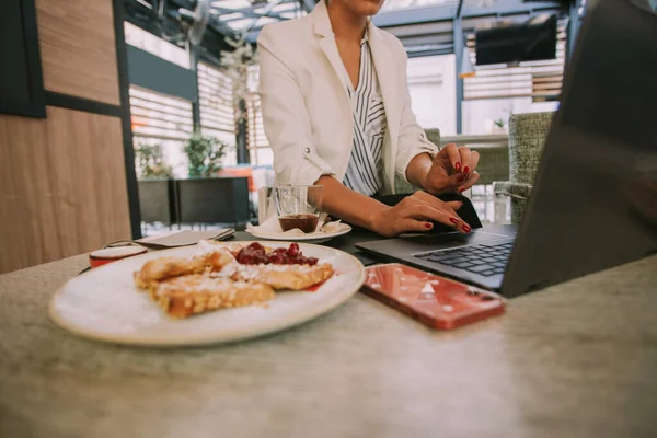 Επιχειρηματίας Που Εργάζεται Για Laptop Της Ενώ Κάθεται Στο Καφέ — Φωτογραφία Αρχείου