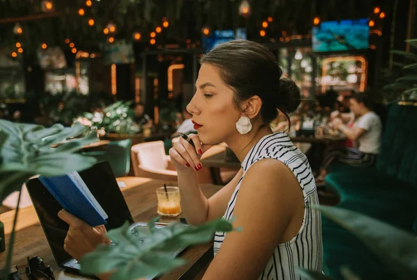 Hermosa Mujer Negocios Mirando Cuaderno Azul Mientras Está Sentada Café — Foto de Stock