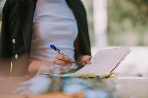 Mujer Negocios Escribiendo Cuaderno Mientras Está Pie —  Fotos de Stock