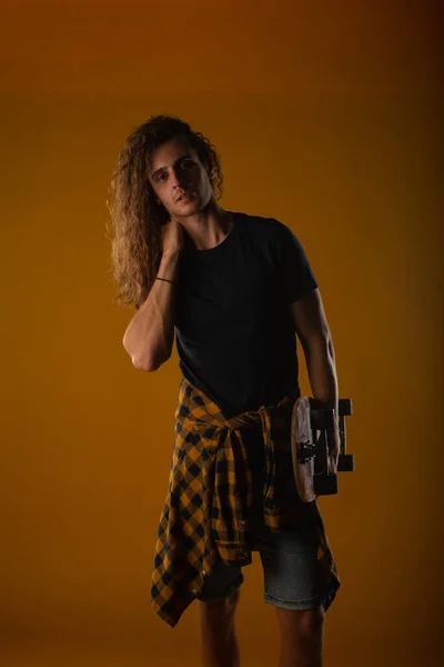 Jovem Skaterboy Posando Estúdio Enquanto Segurando Sua Placa — Fotografia de Stock