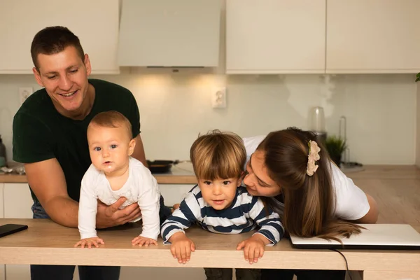 Dos Hermosos Padres Divierten Con Sus Hijos Cocina —  Fotos de Stock