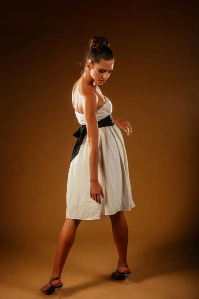 Urocza Dziewczyna Spoglądająca Dół Makijaż Twarzy Nosi Białą Sukienkę Czarnym — Zdjęcie stockowe
