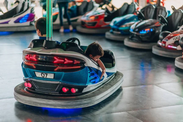Милі Діти Розважаються Машині Електричного Бампера Парку Розваг — стокове фото