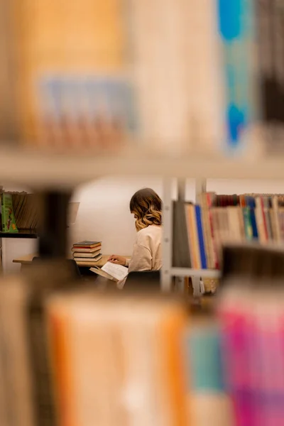 Beautiful Girl Shelves Reading Library — Stock Photo, Image