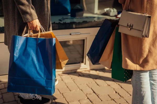 Alışveriş Torbalı Kızlar Vitrinin Önünde Duruyorlar Yeni Bir Çanta Arıyorum — Stok fotoğraf