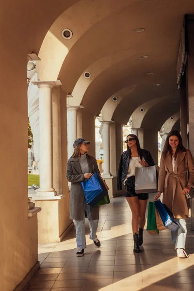 市内中心部で女性の友人のショッピングを魅了します 彼らは歩き 会話をしている — ストック写真