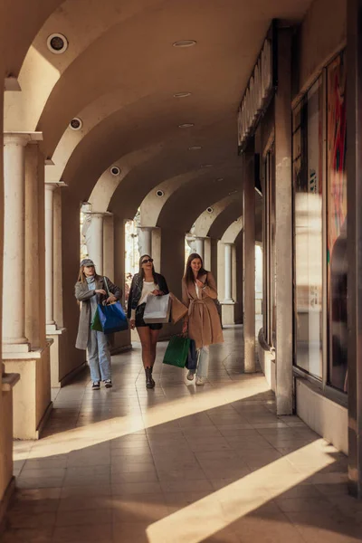 Drie Smiley Vrolijke Dames Met Toffe Outfit Boodschappentassen Hun Handen — Stockfoto