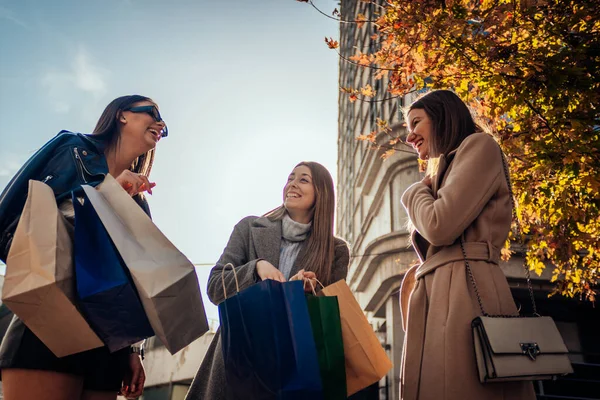 쇼핑을 마치고 유행하는 여자가 소리로 즐거운 대화를 나누는 — 스톡 사진