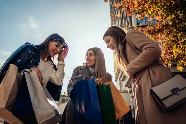 Три Дамы Получили Подарок Магазина Торговом Центре Смотрят Положительно Удивлены — стоковое фото