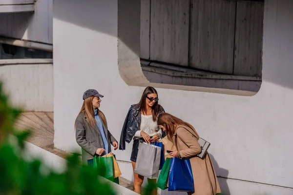 Moda Kızları Alışveriş Merkezinden Aldıkları Şeyler Için Birbirlerine Gülüyorlar — Stok fotoğraf