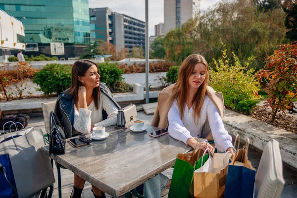 Cute Blonde Girl Orders Her Shopping Bags While Her Brunette — Stock Photo, Image