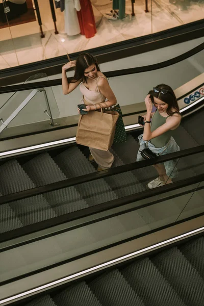 Duas Garotas Bonitas Com Sacos Compras Subindo Escada Rolante — Fotografia de Stock