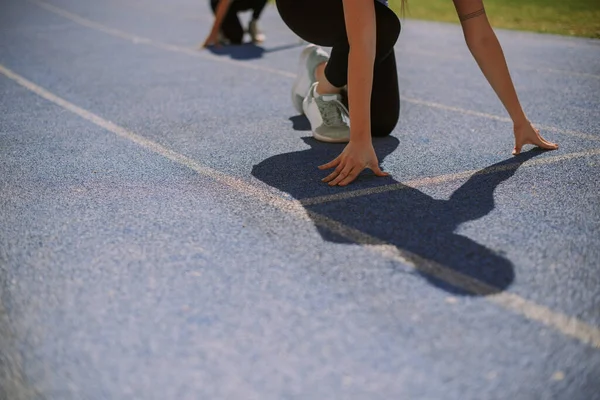 Dişi Sporcu Arkadaşı Arkasındayken Mavi Bir Spor Pistinde Koşmak Üzere — Stok fotoğraf
