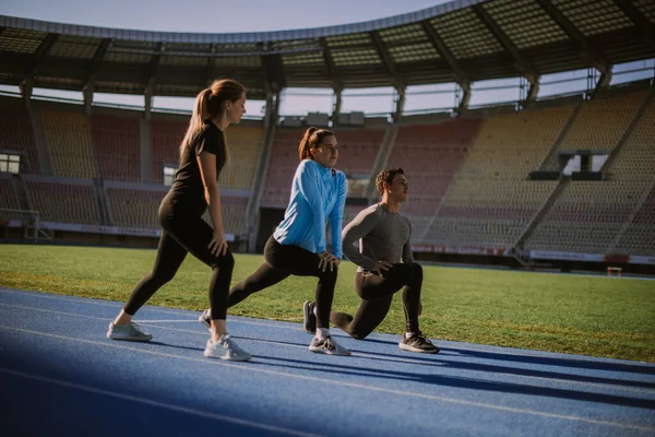 Erkek Bayan Arkadaşlar Güneşli Bir Günde Stadyumda Birlikte Egzersiz Yapıyorlar — Stok fotoğraf
