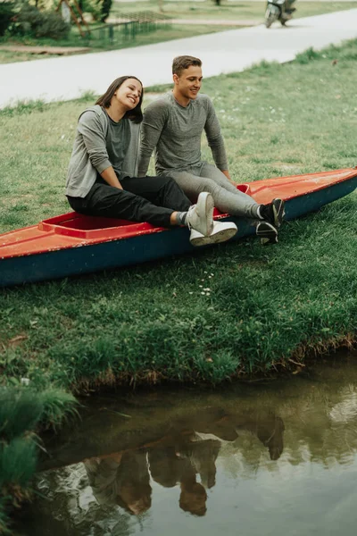 Parkta Kanoda Otururken Gülümseyen Rahatlatan Güzel Bir Çift — Stok fotoğraf