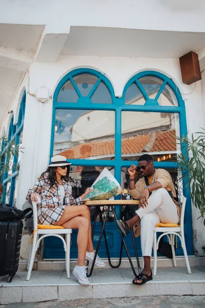 Kafede Oturup Düşünürken Haritaya Bakan Güzel Bir Turist — Stok fotoğraf