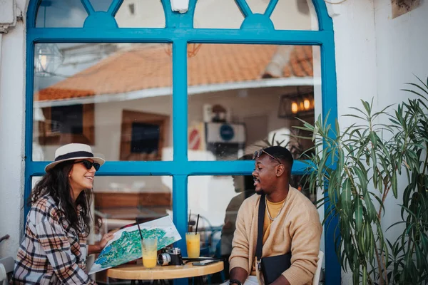 Güzel Turist Çift Kafede Otururken Gülümsüyor — Stok fotoğraf
