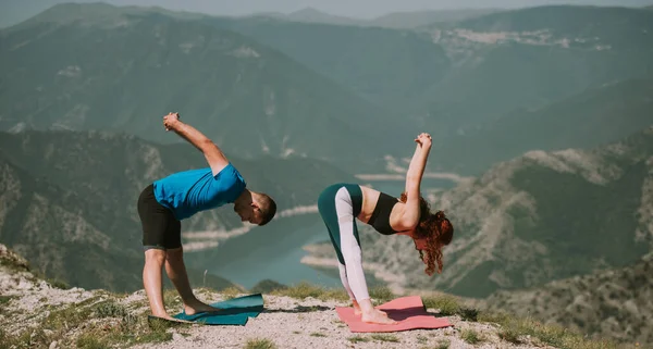 Pareja Yoga Haciendo Posturas Yoga Cima Montaña — Foto de Stock