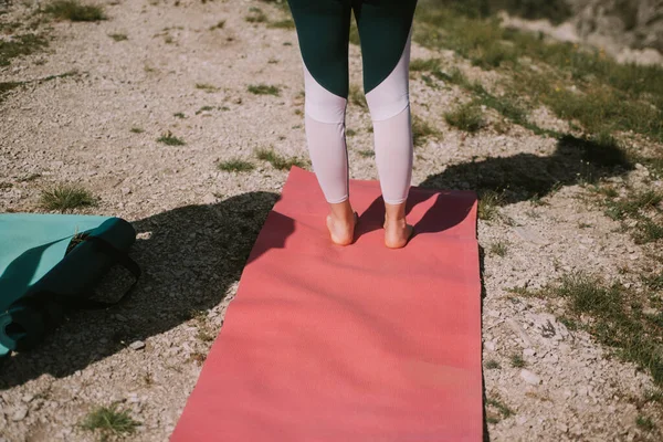 Bein Eines Mädchens Auf Der Spitze Der Rosa Yogamatte — Stockfoto