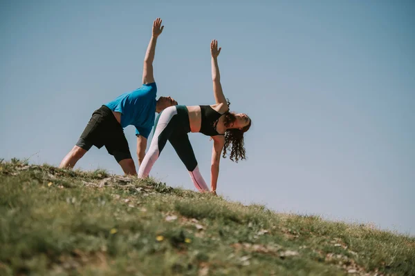 Nahaufnahme Eines Yoga Paares Mit Erhobenen Armen Auf Der Grünen — Stockfoto