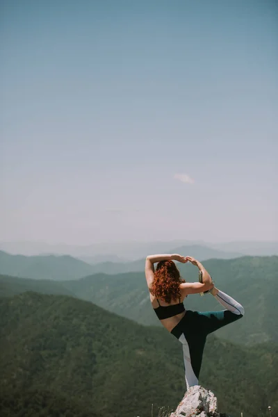 Chica Yoga Con Pelo Rizado Rojo Haciendo Una Pose Yoga — Foto de Stock