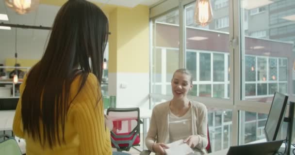 Çok Irklı Arkadaşları Ofislerindeki Sunum Hakkında Görevler Hakkında Tartışıyorlar — Stok video