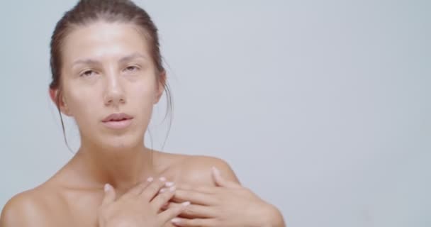 Wanita Cantik Memijat Wajah Dan Bahunya Setelah Aplikasi Krim Wajah — Stok Video