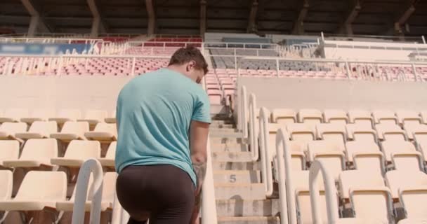 Férfi Sportoló Fut Stadionban Lépcsőn Egy Gyönyörű Napsütéses Napon — Stock videók