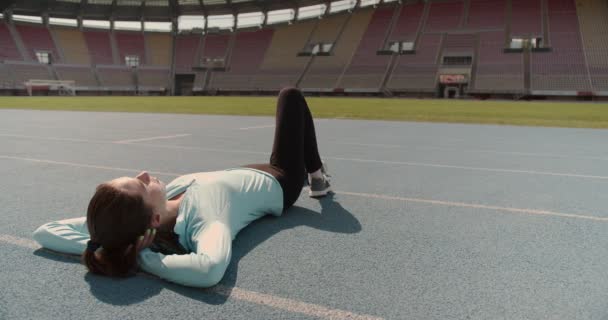 Vrouw Ontspannen Training Het Stadion — Stockvideo