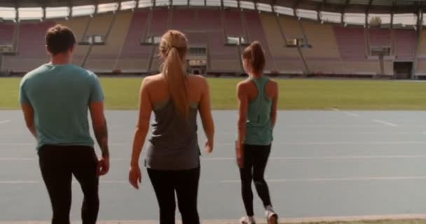 Три Спортсмена Идут Стадион Красивым Солнечным Утром — стоковое видео