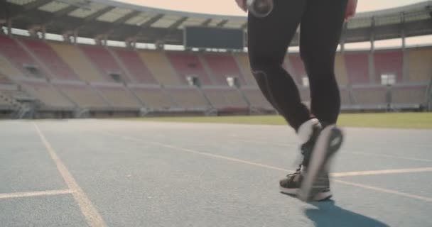 Uomo Che Cammina Dopo Corsa Allo Stadio Con Mano Una — Video Stock