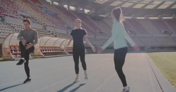 Stadyumda Koşuya Hazırlanan Esneyen Zıplayan Kişi Var — Stok video
